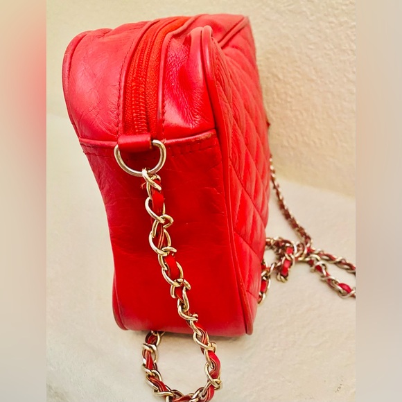 Vintage Chic Red Quilted CameraBag - Picture 6 of 9